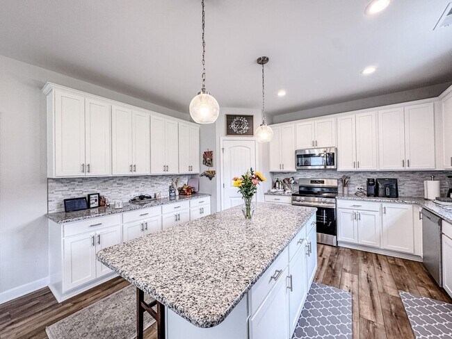 Building Photo - Stunning 4 Bed Home with Fenced Backyard