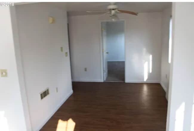 Building Photo - 822 NE Ford St