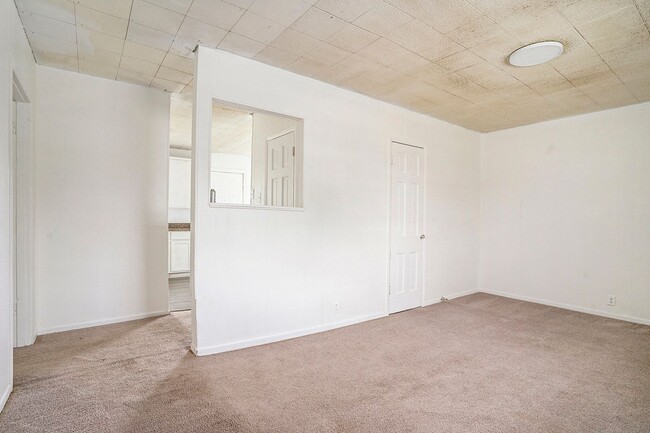 Building Photo - 2-Bedroom Half-Duplex