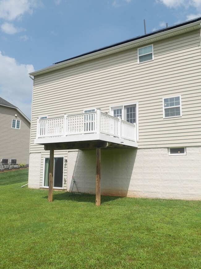Building Photo - Elegant 4-Bedroom Single-Family Home with ...
