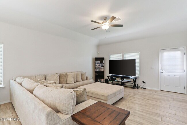 Building Photo - 13740 Villa Vista Ave