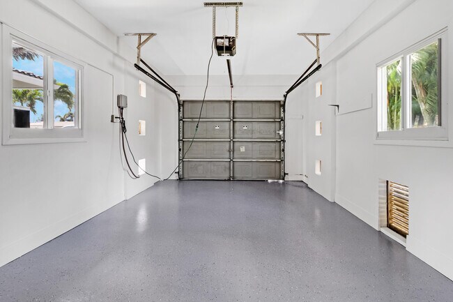 Building Photo - 1911 NE 27th St