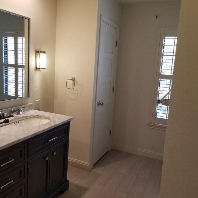 Building Photo - Stunning Home - North Cat Mountain - 4 bed...