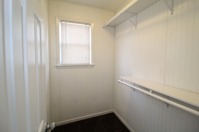 Building Photo - January FREE On This One Bedroom One Bath Apartment Near KU Med