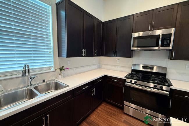 Building Photo - Spacious 2 Bedroom, 2.5 Bathroom Condo wit...