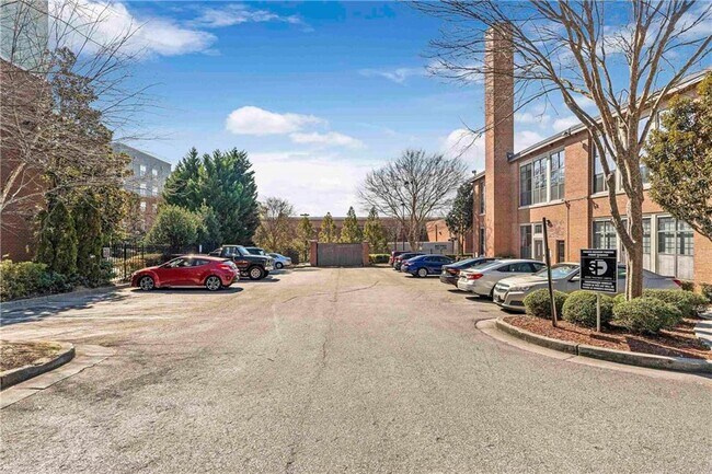 Building Photo - 1261 Caroline St NE