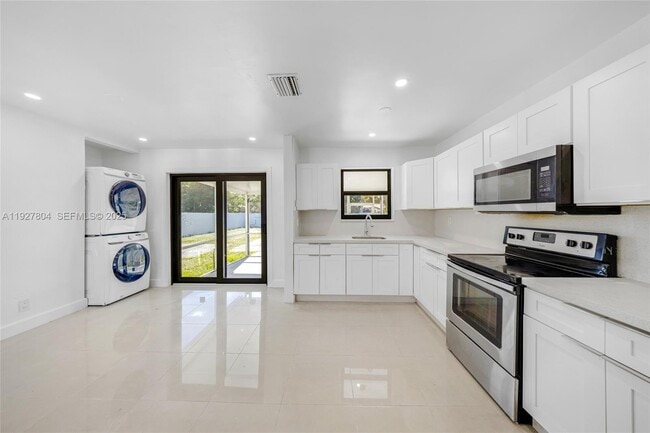 Building Photo - 2318 Scott St