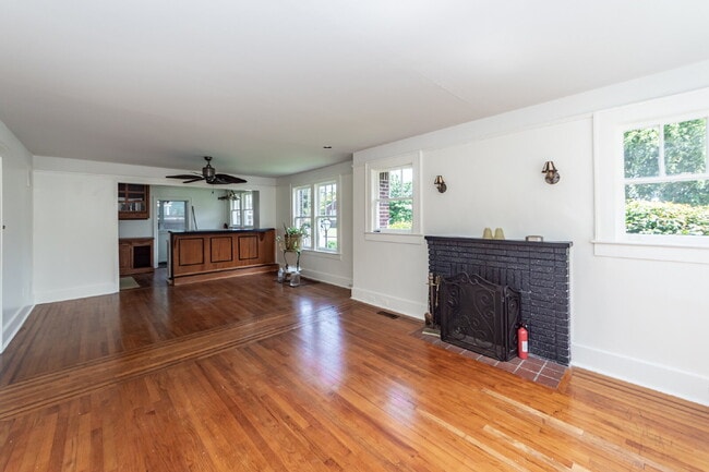 Building Photo - 25 8th Ave