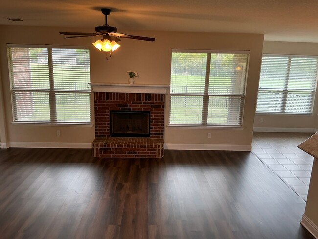 Building Photo - 5/4/3  Home with Game room in WALKING DISTANCE TO THE MARINA