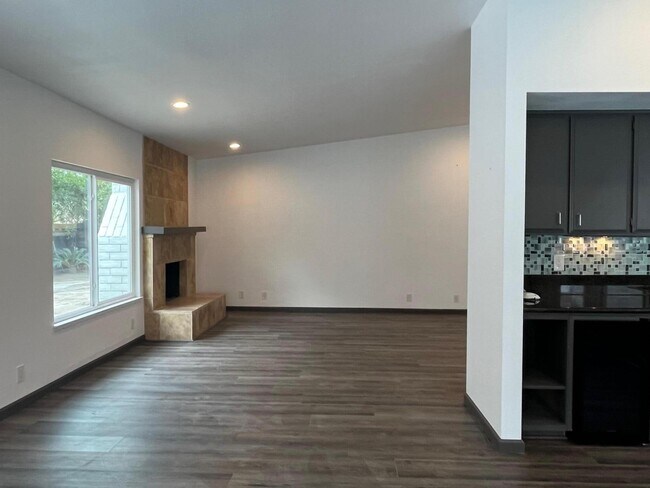 Building Photo - 1233 E Via Escuela