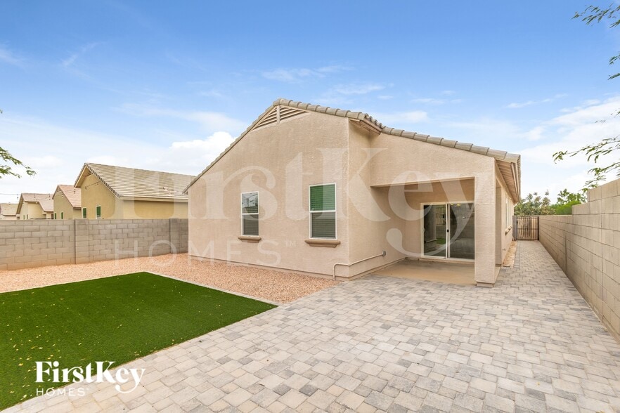 Building Photo - 11734 W Chase Ln