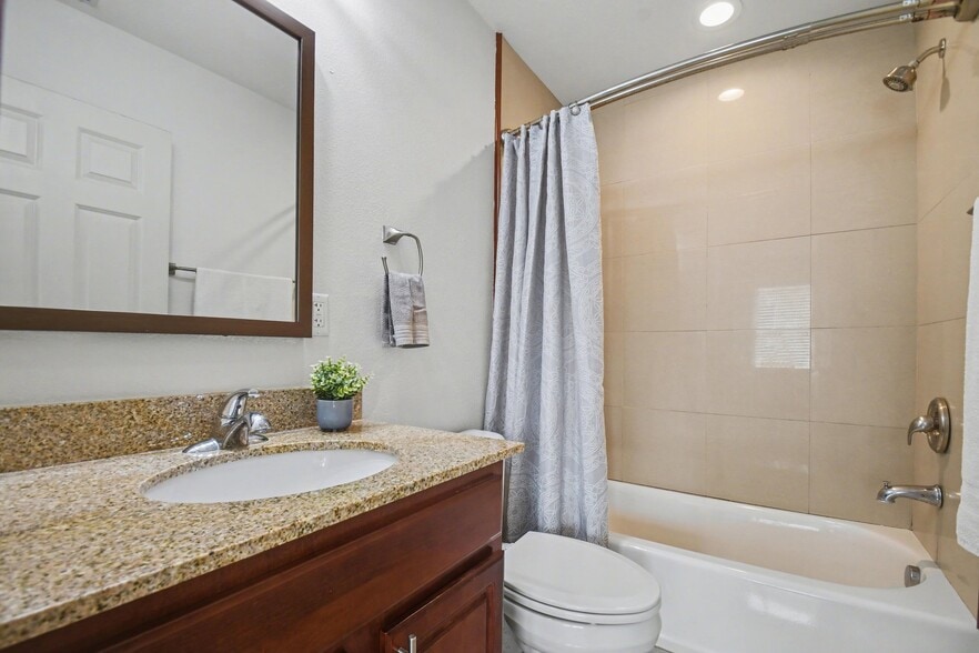 Building Photo - 118 Rhodes St