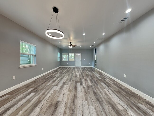 Building Photo - 633 Helena Ave