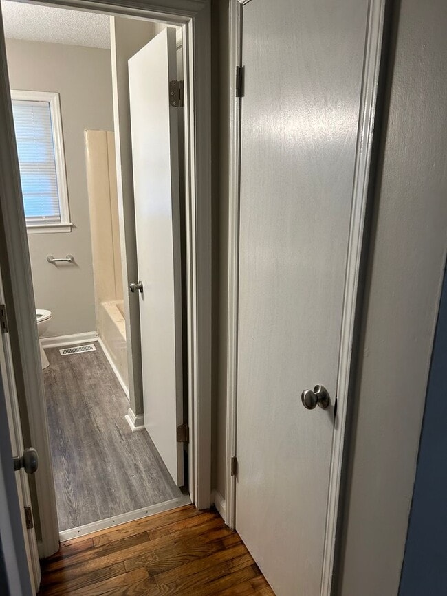 Building Photo - 3 bedroom, one bath house for rent