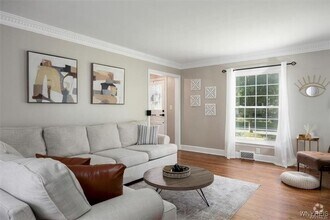 Building Photo - 14 Hyledge Dr
