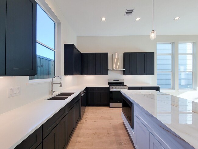 Building Photo - 5613 Leonard St