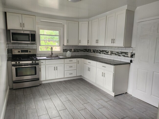 Primary Photo - 9126 Grand Ave