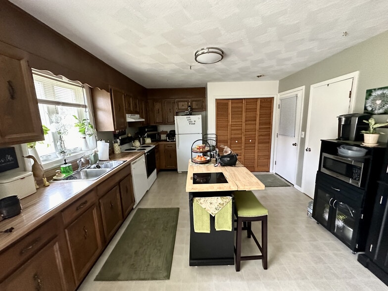 Building Photo - 295 Macrae Rd