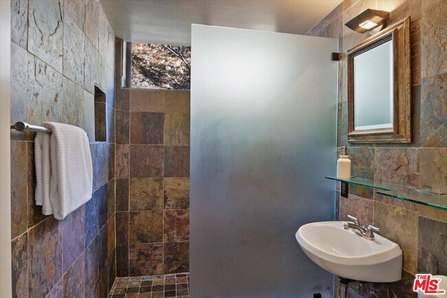 Building Photo - 4046 Stoneybrook Dr