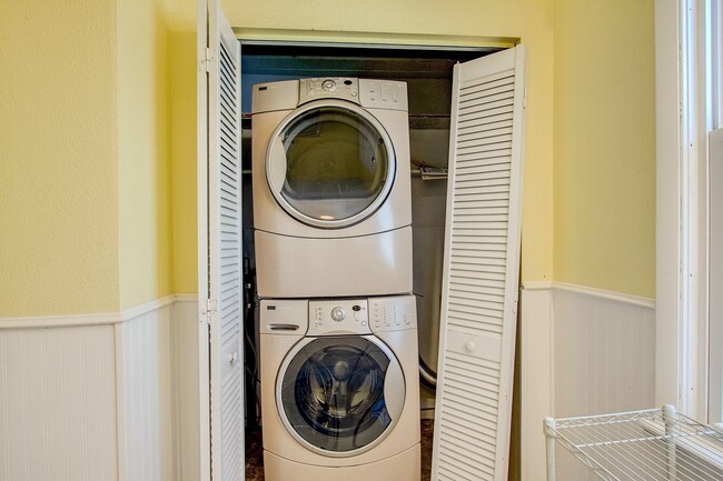 Building Photo - Charming 4BD Victorian near Downtown Color...