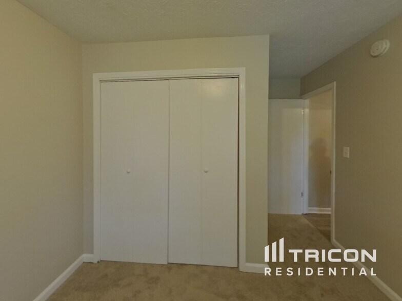 Building Photo - 2561 Falcon Ridge Dr SW