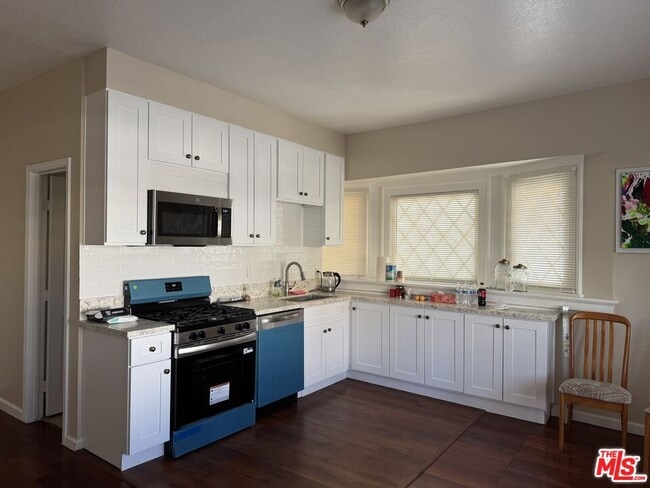 Building Photo - 2024 W 12th St