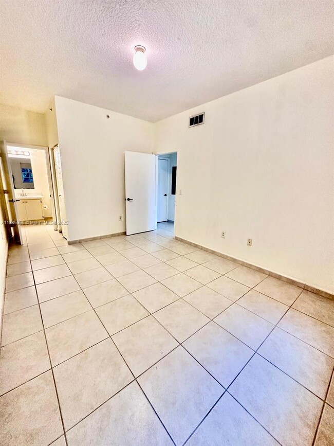 Building Photo - 7280 NW 114th Ave