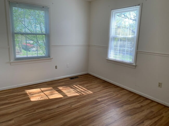 Building Photo - End Townhome In Oak Manor Community