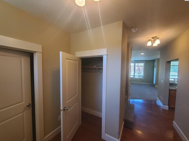 Building Photo - Columbia Point condo for rent