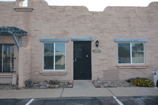Building Photo - Remodeled 2 Bedroom 1 Bath Townhouse! Grea...