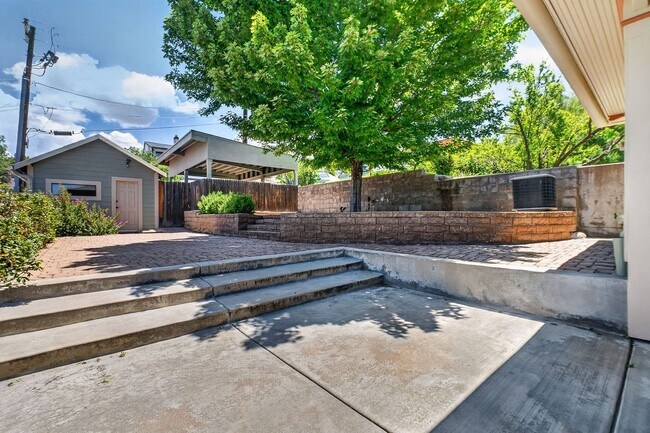 Building Photo - 3 Bedroom with Historical Charm Close to Square