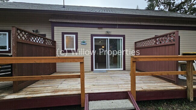Building Photo - Lakewood Studio w/ walking distance to wat...