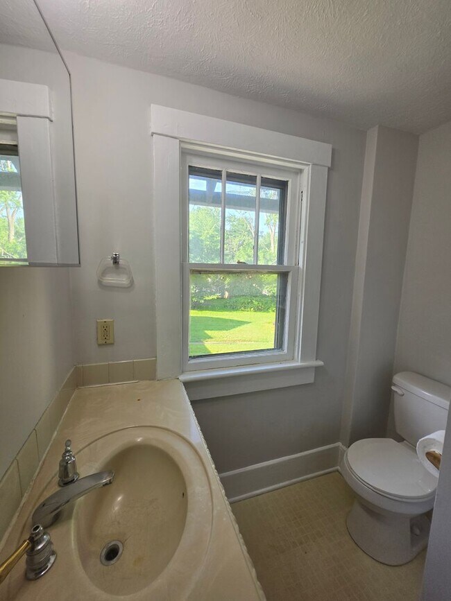 Building Photo - Kent 3 bedroom 1 bath Single Family Home