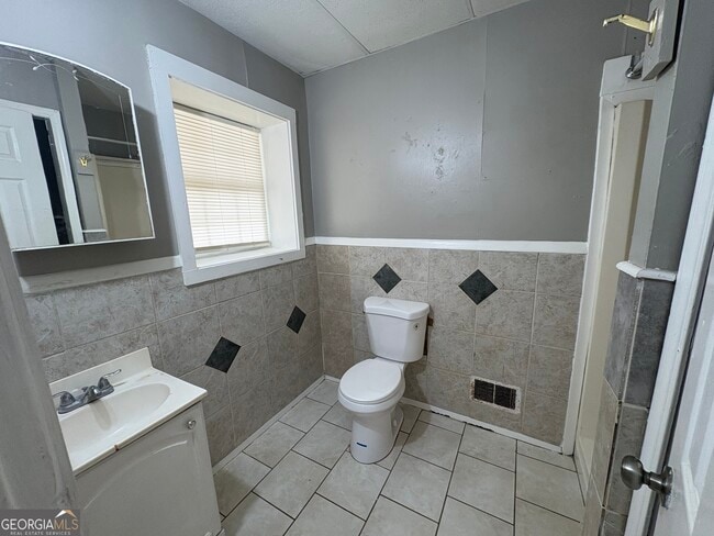 Building Photo - 207 Reynolds St NE