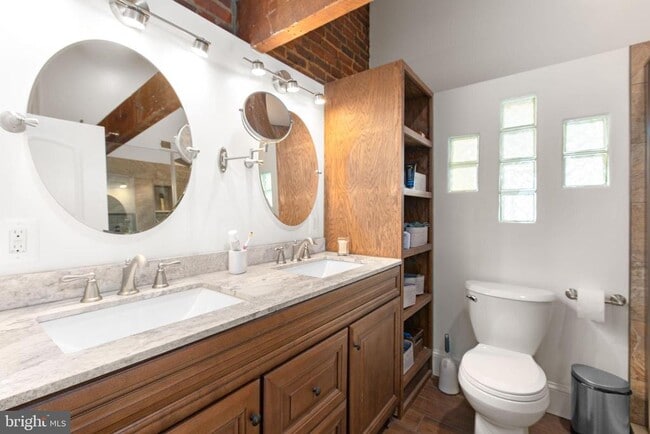 Building Photo - 809 Caroline St