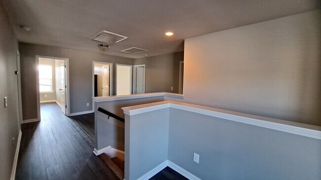 Building Photo - Spacious 5 bed 3 bath Home