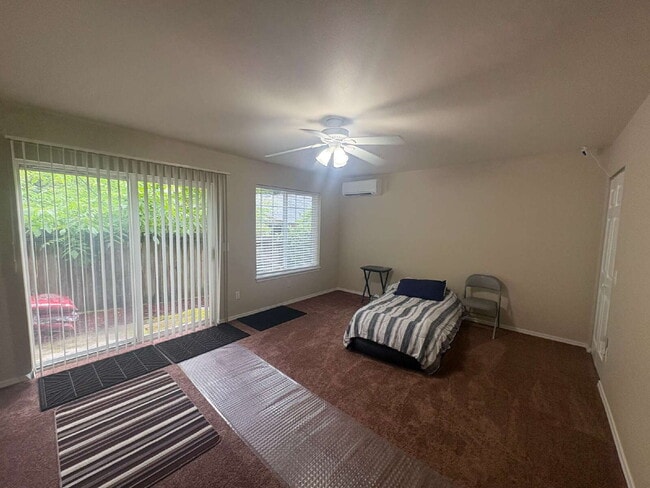 Building Photo - Bright, Spacious Townhome with Stylish Upgrades in Pinehurst/Roosevelt