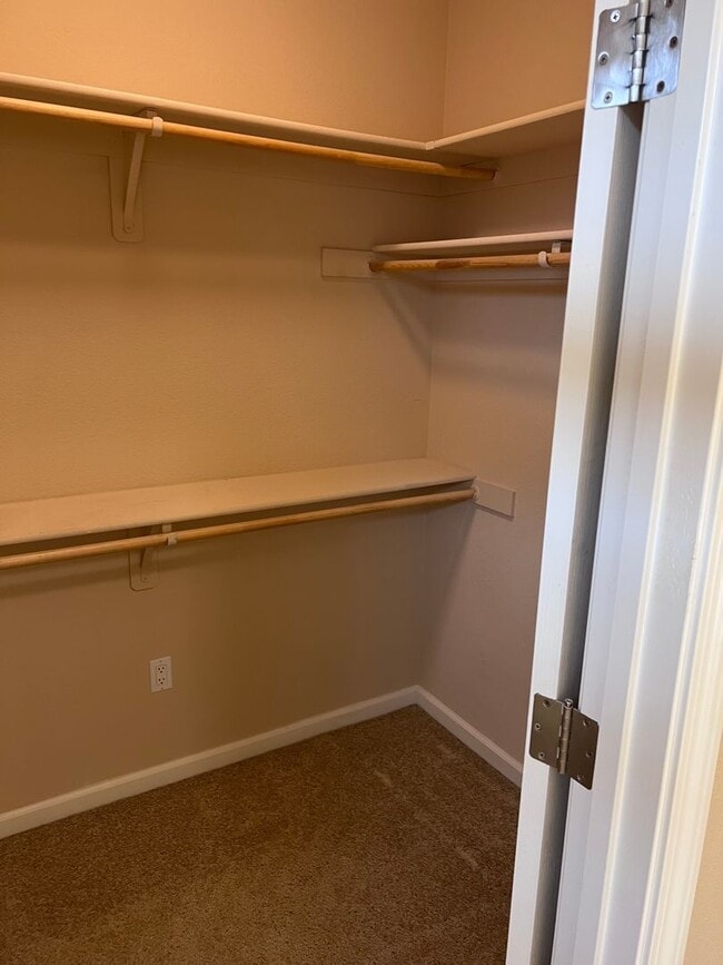 Building Photo - 3 bedroom, 2 bathroom house located in the desirable neighborhood