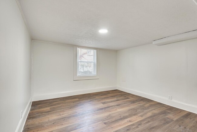 Building Photo - Newly Renovated 2bd/1ba Apt Unit at Charmi...