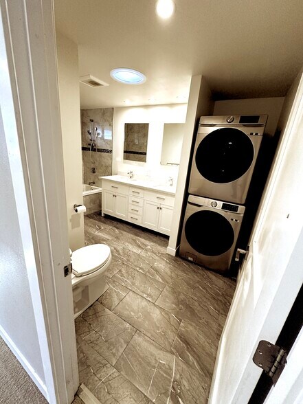 Building Photo - 714 N 179th St