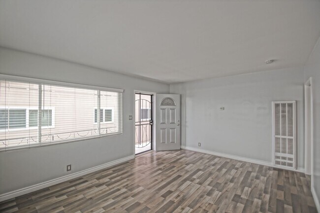 Building Photo - 330 Bungalow Dr