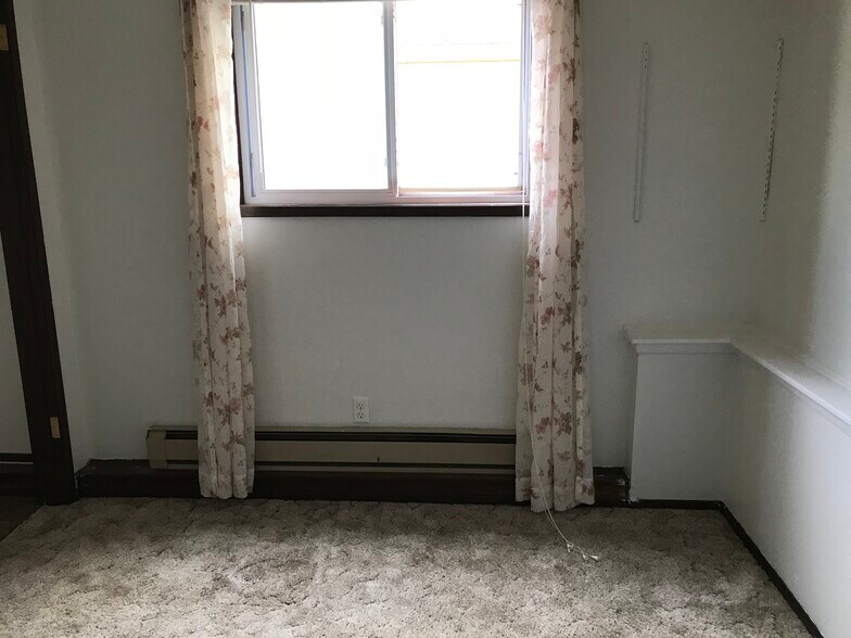 Bedroom 2 or Office - 385 NW THOMAS ST B