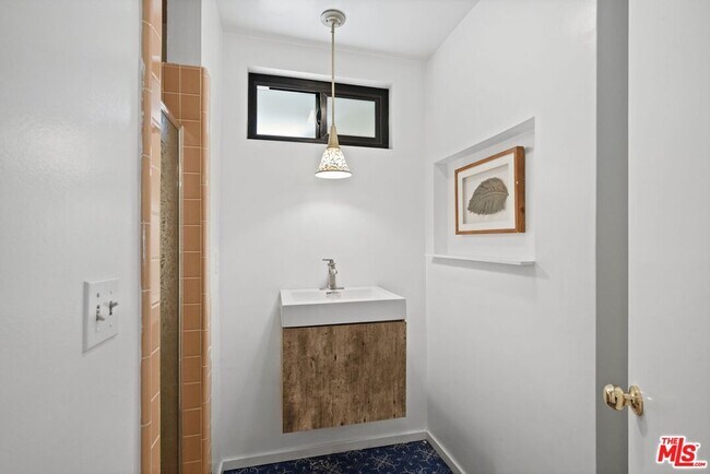 Building Photo - 6558 Lasaine Ave