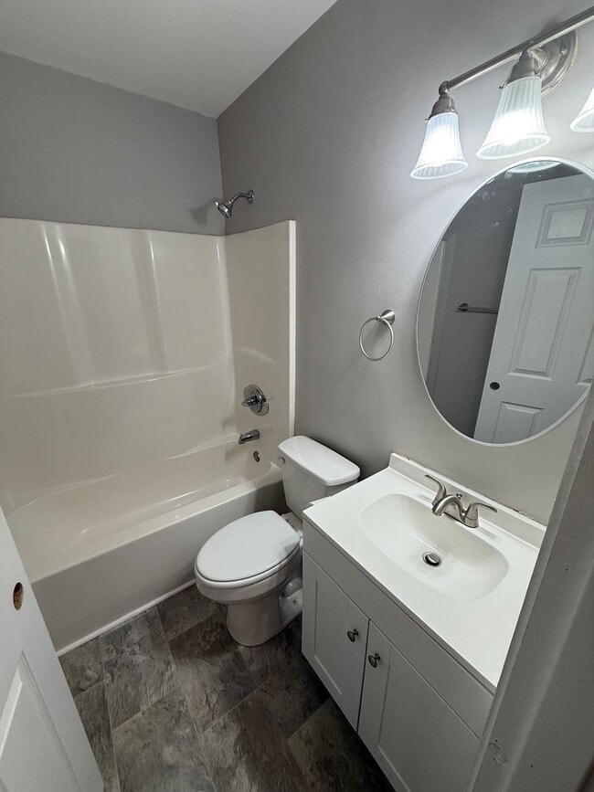 Building Photo - 2 Bedroom 1 Bath Home For Rent Near Madison Street!