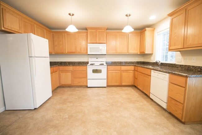 Building Photo - Fantastic Apartment in East Medford!