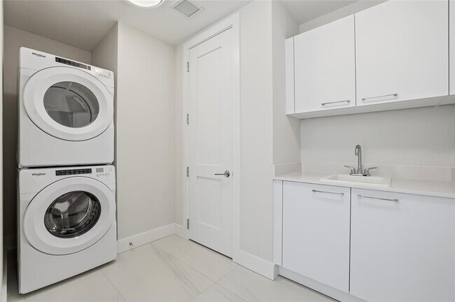 Building Photo - 275 1st Ave S