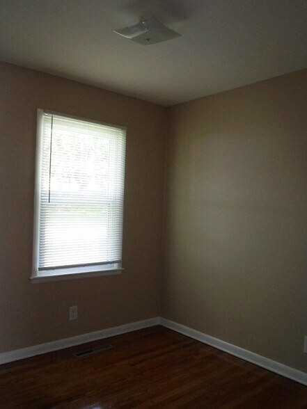 Building Photo - 505 W Meadow Ln