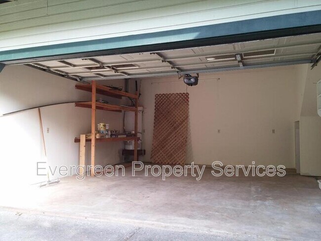 Building Photo - 846 Holly Way