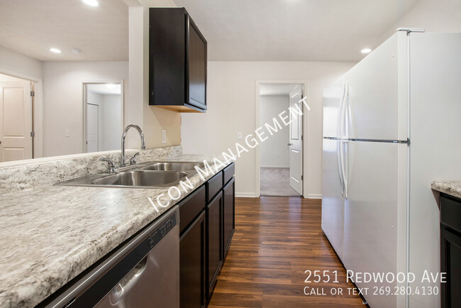Building Photo - 2551 Redwood Ave
