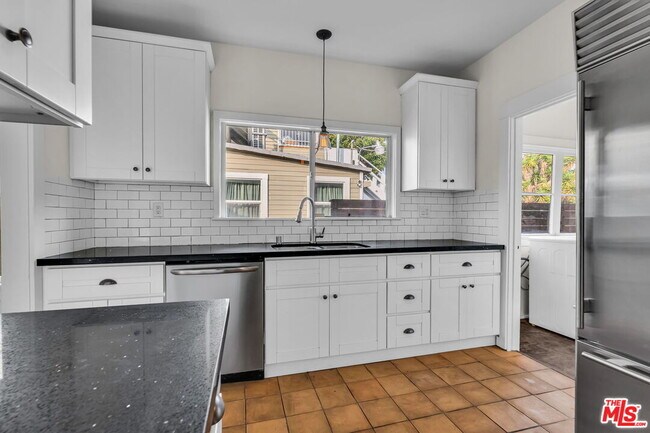 Building Photo - 2014 5th Ave